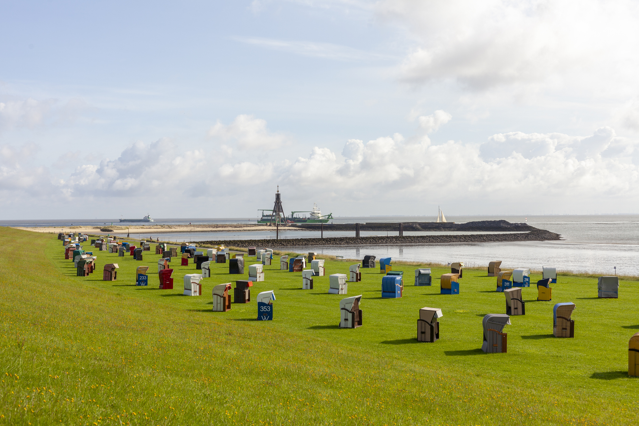 Strandkörbe auf einer grünen Wiese vor Cuxhaven - Bildnachweis: Sergii Petroshchuk Stock-Datei-ID: 2155138147 – Lizenz vom: 10.06.2025