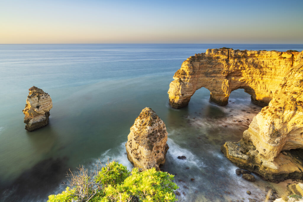 Die Steinbögen von Praia da Marinha - Bildnachweis: Paolo Graziosi Stock-Datei-ID: 2163302763 – Lizenz vom: 11.06.2025