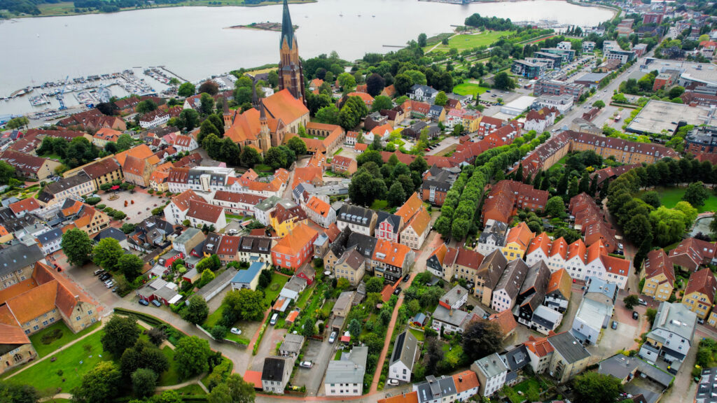 Luftaufnahme der Altstadt von Schleswig – Bildnachweis: Stefan Krisa Stock-Datei-ID: 2196808018 – Lizenz vom: 07.06.2025