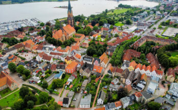 Luftaufnahme der Altstadt von Schleswig – Bildnachweis: Stefan Krisa Stock-Datei-ID: 2196808018 – Lizenz vom: 07.06.2025