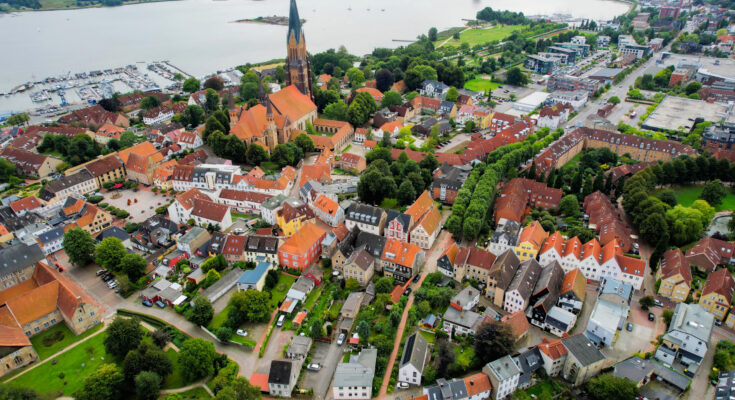 Luftaufnahme der Altstadt von Schleswig – Bildnachweis: Stefan Krisa Stock-Datei-ID: 2196808018 – Lizenz vom: 07.06.2025