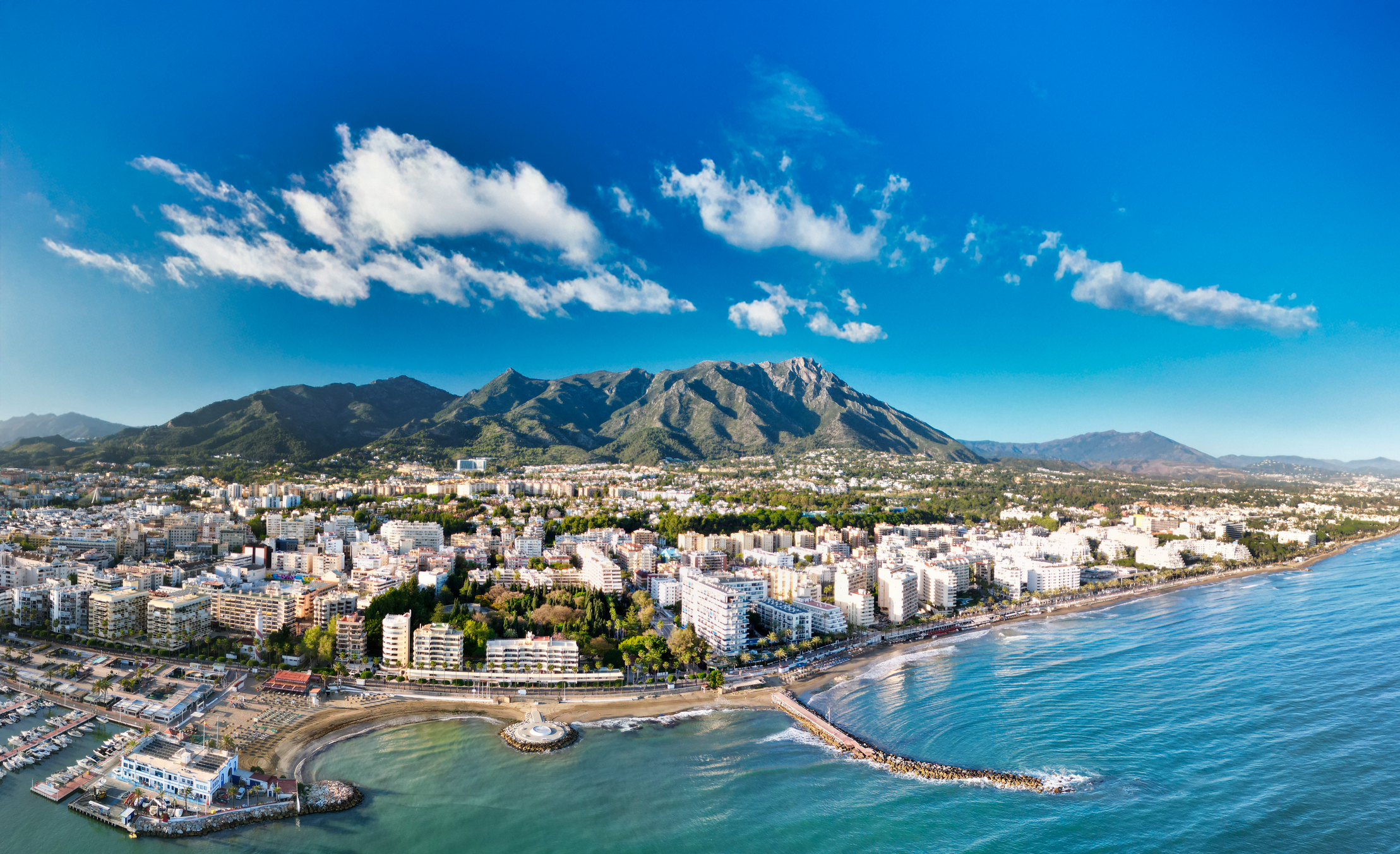 Luftbild von Marbella mit Berglandschaft im Hintergrund - Bildnachweis: Paola Giannoni Stock-Datei-ID: 2198006276 – Lizenz vom: 12.06.2025