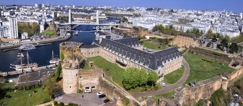 Panoramablick über die Stadt Brest mit seinen alten Stadtmauern - Bildnachweis: Freeartist Stock-Datei-ID: 2217188646 – Lizenz vom: 11.06.2025
