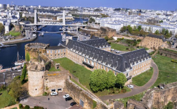 Panoramablick über die Stadt Brest mit seinen alten Stadtmauern - Bildnachweis: Freeartist Stock-Datei-ID: 2217188646 – Lizenz vom: 11.06.2025