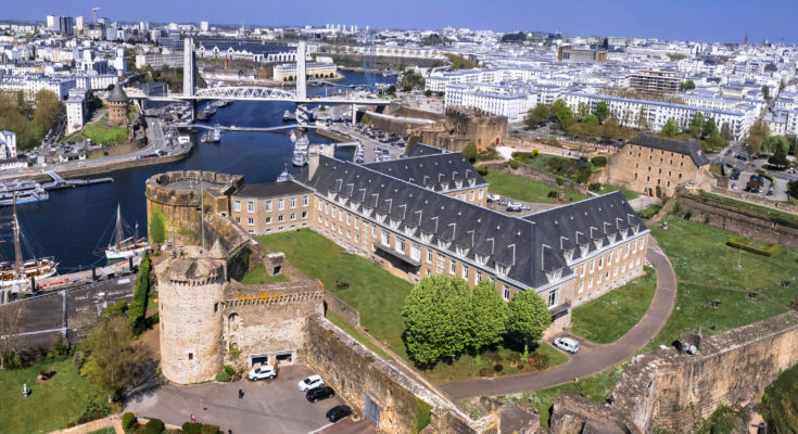 Panoramablick über die Stadt Brest mit seinen alten Stadtmauern - Bildnachweis: Freeartist Stock-Datei-ID: 2217188646 – Lizenz vom: 11.06.2025