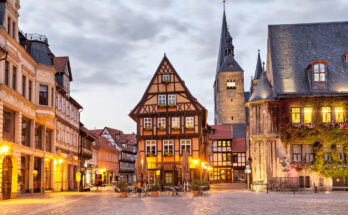 Der Marktplatz von Quedlinburg mit zahlreichen Fachwerkhäusern - Bildnachweis: bbsferrari Stock-Datei-ID: 491380754 – Lizenz vom: 11.06.2025