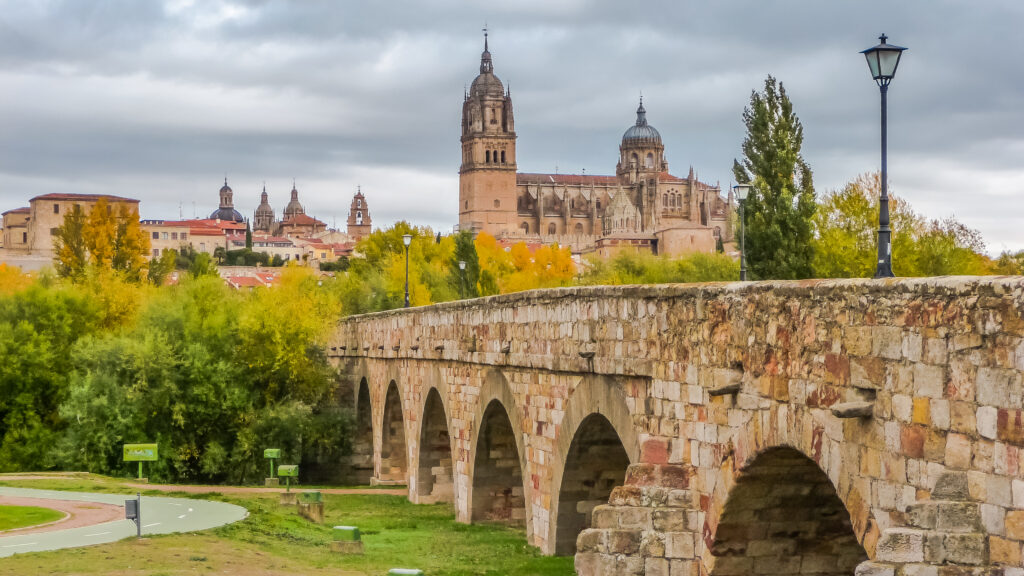 Wunderschöne Aussicht auf Salamanca mit römische Brücke und der Kathedrale - Bildnachweis: bluejayphoto Stock-Datei-ID: 498855342 – Lizenz vom: 12.06.2025