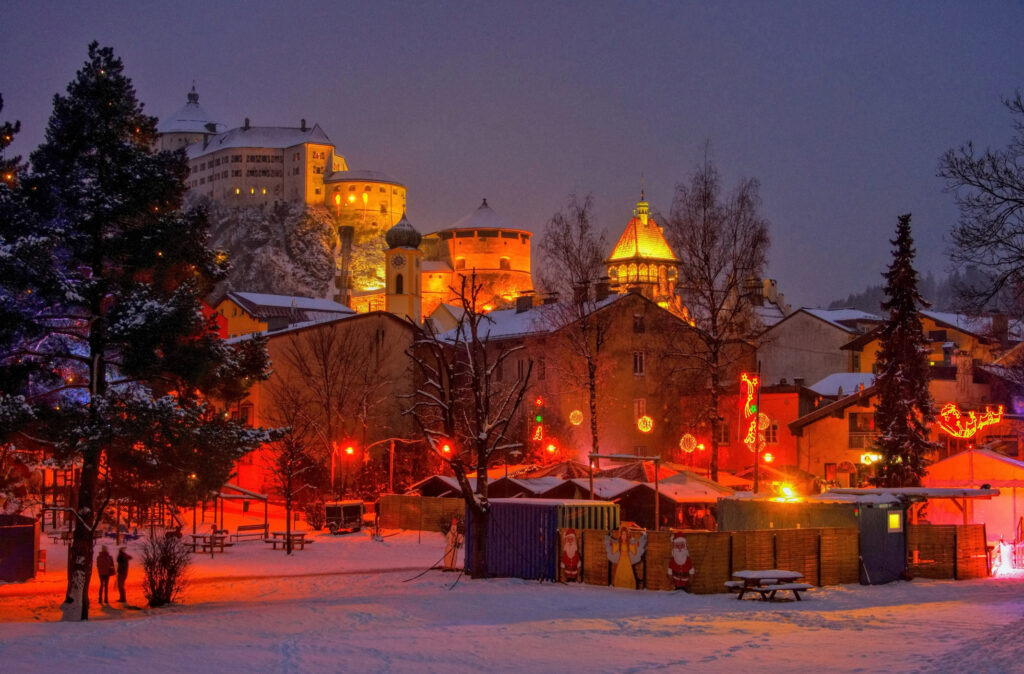 Winterliche Landschaft und der Weihnachtsmarkt von Kufstein - Bildnachweis: LianeM Stock-Datei-ID: 527723755 – Lizenz vom: 11.06.2025