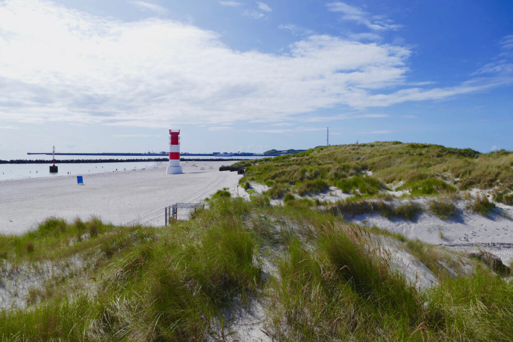 Sanddünen und viel Gras an der Nordsee / Helgoland - Bildnachweis: clu Stock-Datei-ID: 861550118 – Lizenz vom: 10.06.2025