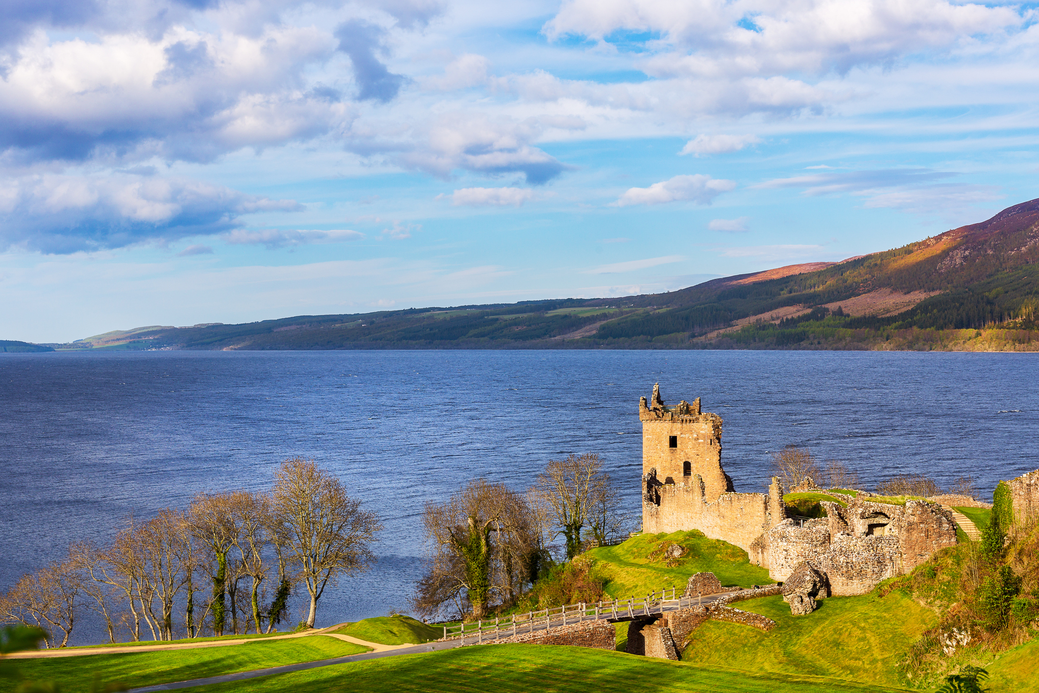 Das Urquhart Castle am Loch Ness in Schottland - Bildnachweis: rpeters86 Stock-Datei-ID: 1019053100 – Lizenz vom: 08.07.2025