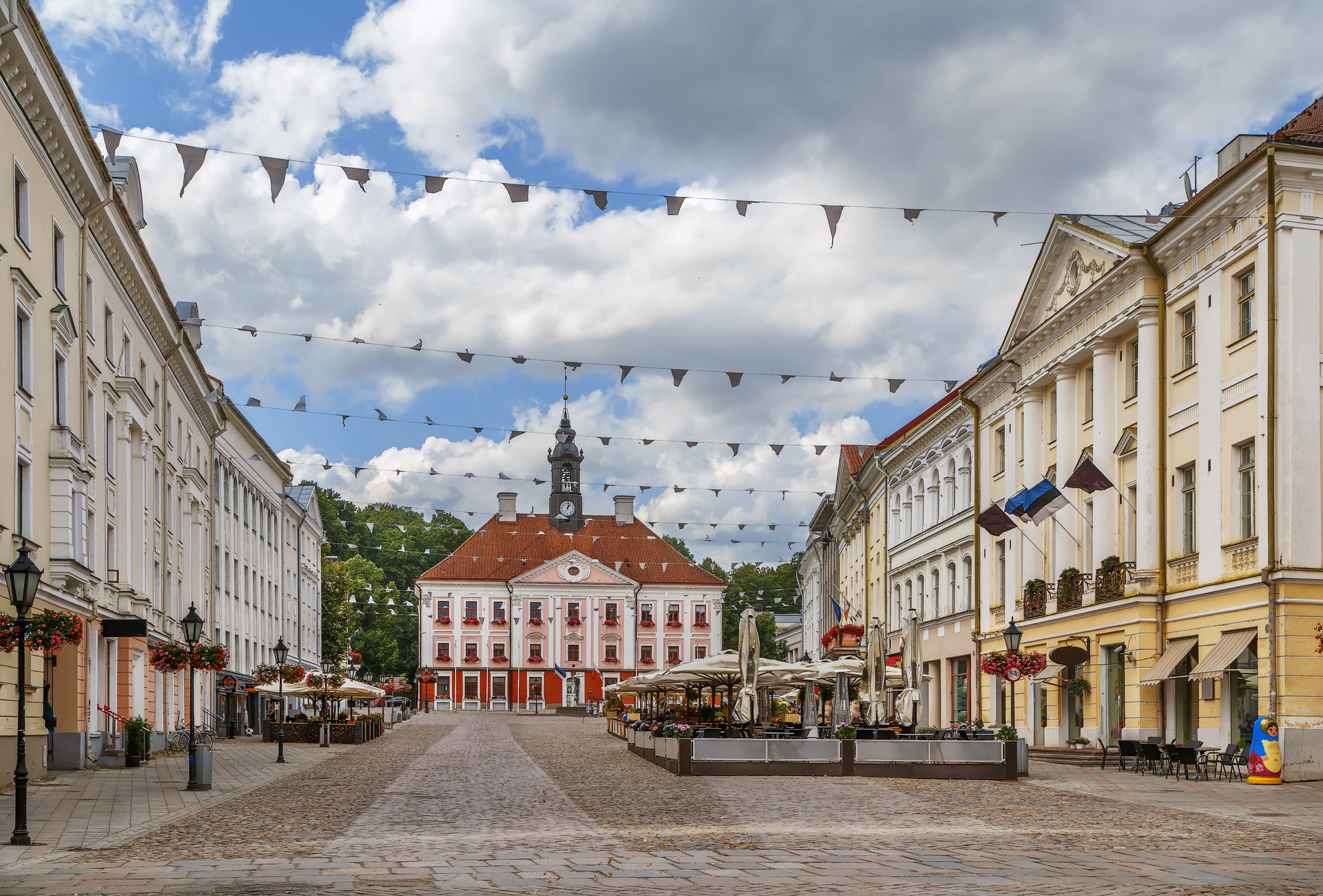 Der Rathausplatz in Tartu, Estland - Bildnachweis: Borisb17 Stock-Datei-ID: 1133811115 – Lizenz vom: 04.07.2025
