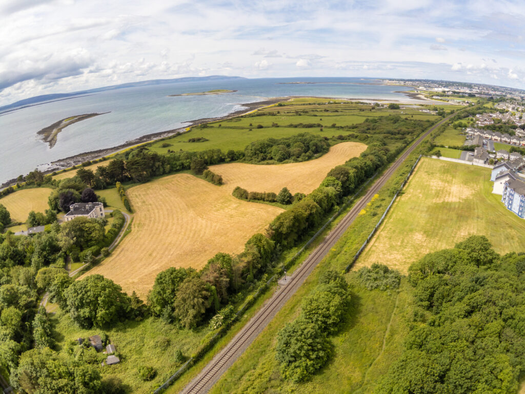 Bahnstrecke entlang der Bucht von Galway - Bildnachweis: lisandrotrarbach Stock-Datei-ID: 1157790519 – Lizenz vom: 04.07.2025