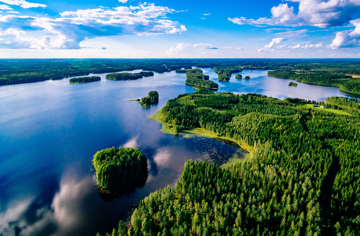 Typische finnische Landschaft aus der Luft: Wälder, Seen und Inseln inmitten unberührter Natur.