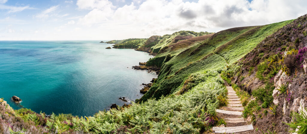 Die Küstenlandschaft zwischen Bouley Bay und Gorey Bay auf der Insel Jersey - Bildnachweis: Markus Thoenen Stock-Datei-ID: 1169351984 – Lizenz vom: 08.07.2025