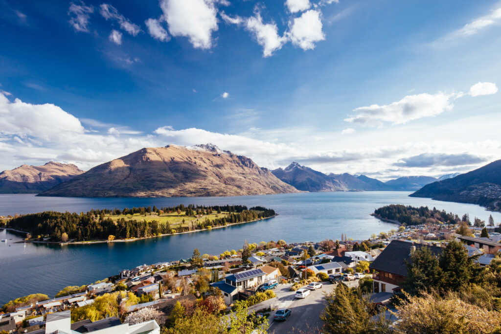 Blick über Queenstown und den Cecil Peak in Neuseeland - Bildnachweis: FiledIMAGE Stock-Datei-ID: 1183220242 – Lizenz vom: 04.07.2025