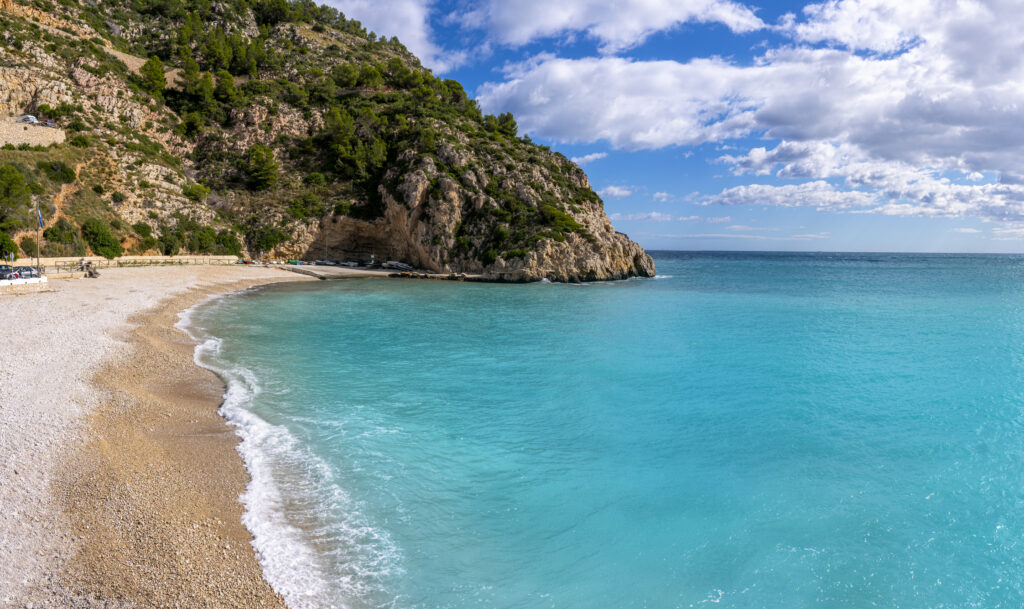 Der Strand Cala de la Granadella - Bildnachweis: 1195562972 Stock-Datei-ID: 2197385367 – Lizenz vom: 03.07.2025