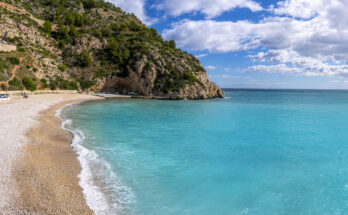 Der Strand Cala de la Granadella - Bildnachweis: 1195562972 Stock-Datei-ID: 2197385367 – Lizenz vom: 03.07.2025