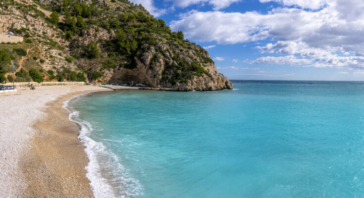Der Strand Cala de la Granadella - Bildnachweis: 1195562972 Stock-Datei-ID: 2197385367 – Lizenz vom: 03.07.2025