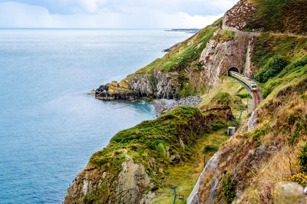 Atemberaubender Blick vom Cliff Walk Bray nach Greystones, Irland - Bildnachweis: Dawid Kalisinski Photography Stock-Datei-ID: 1200384693 – Lizenz vom: 04.07.2025