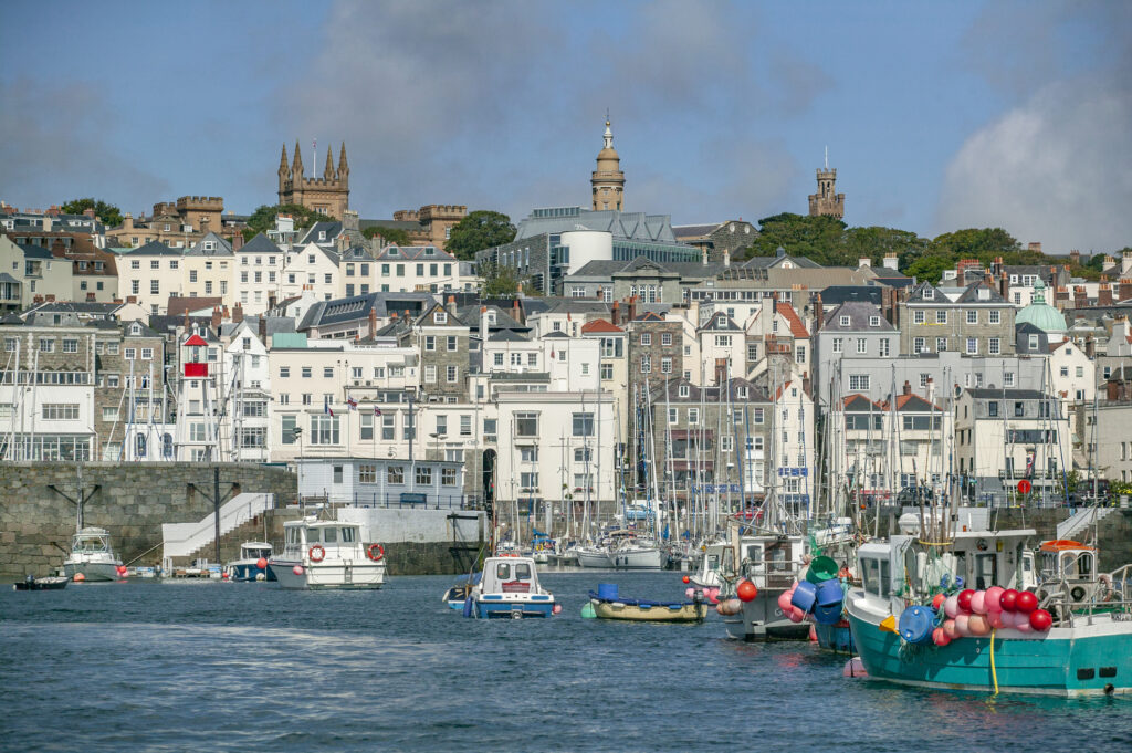 St.Peter Port auf Guernsey Island - Bildnachweis: Uwe Moser Stock-Datei-ID: 1214538433 – Lizenz vom: 08.07.2025