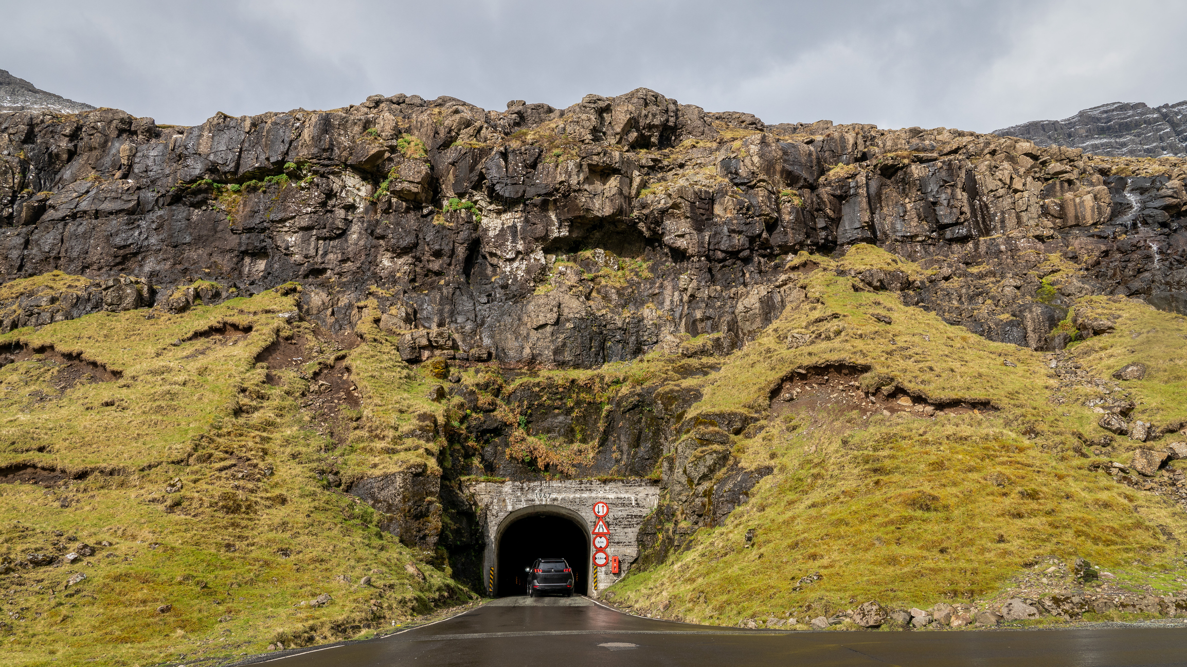 Ein einspuriger Autotunnel auf den Färöer-Inseln - Bildnachweis: CanY71 Stock-Datei-ID: 1223083358 – Lizenz vom: 08.07.2025