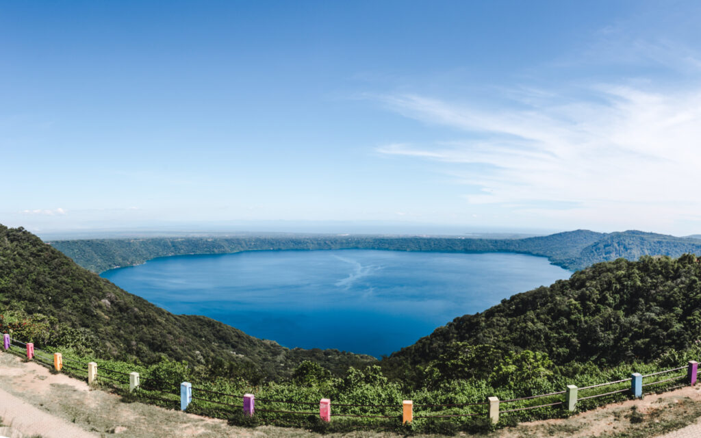 Laguna de Apoyo, Kratersee in Nicaragua - Bildnachweis: Lauren Squire Stock-Datei-ID: 1226406318 – Lizenz vom: 05.07.2025
