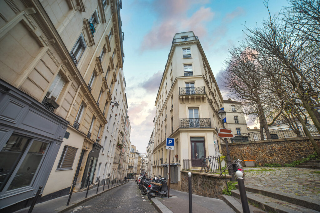Historisches Viertel Montmartre in der Stadt Paris - Bildnachweis: Lindrik Stock-Datei-ID: 1267595288 – Lizenz vom: 07.07.2025