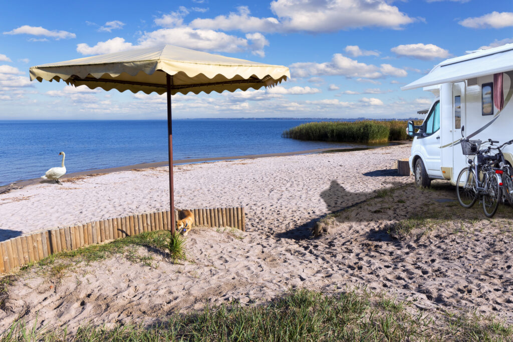 Wohnmobil am kleinen Strand an der Stettiner Lagune - Bildnachweis: ewg3D Stock-Datei-ID: 1297060416 – Lizenz vom: 03.07.2025