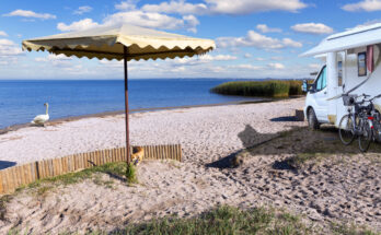 Wohnmobil am kleinen Strand an der Stettiner Lagune - Bildnachweis: ewg3D Stock-Datei-ID: 1297060416 – Lizenz vom: 03.07.2025