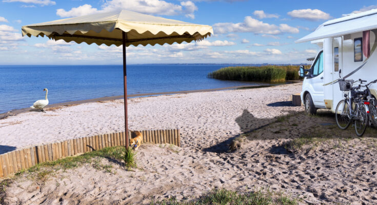Wohnmobil am kleinen Strand an der Stettiner Lagune - Bildnachweis: ewg3D Stock-Datei-ID: 1297060416 – Lizenz vom: 03.07.2025