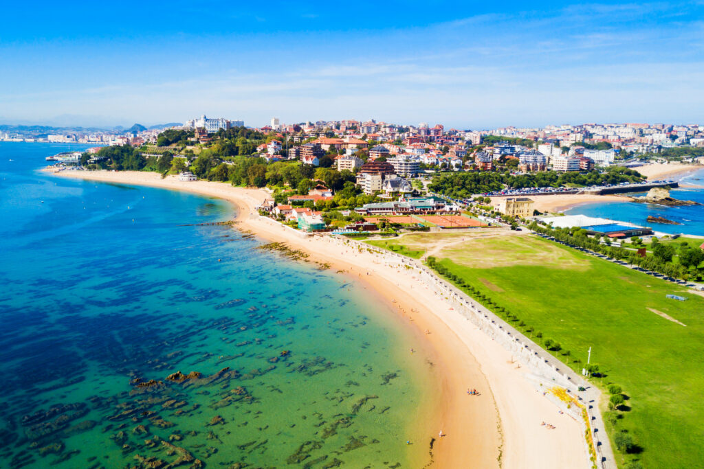 Die Stadt Santander und der lange Sandstrand - Bildnachweis: saiko3p Stock-Datei-ID: 1307289153 – Lizenz vom: 04.07.2025