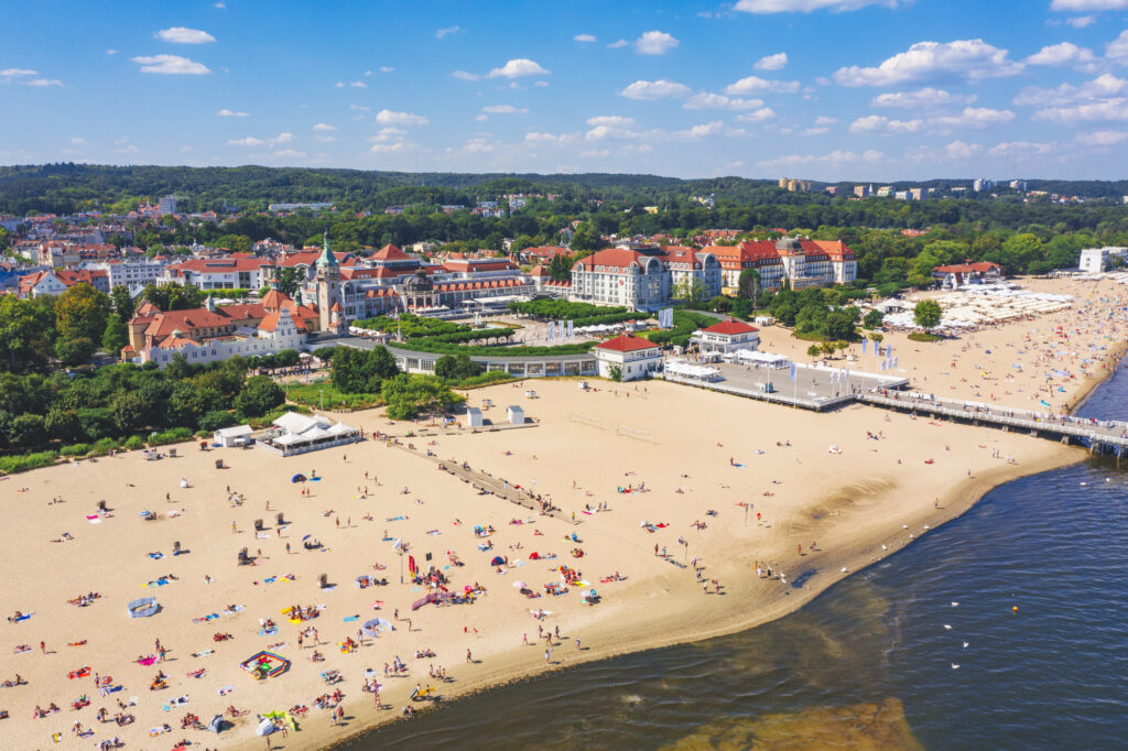 Blick auf die Stadt Sopot und den sehr breiten Sandstrand - Bildnachweis: pawel.gaul Stock-Datei-ID: 1308927380 – Lizenz vom: 09.07.2025