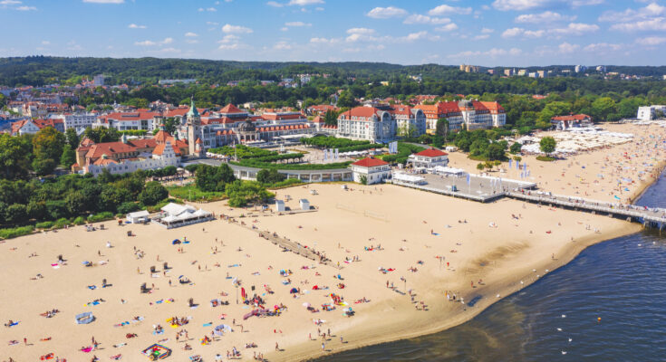 Blick auf die Stadt Sopot und den sehr breiten Sandstrand - Bildnachweis: pawel.gaul Stock-Datei-ID: 1308927380 – Lizenz vom: 09.07.2025