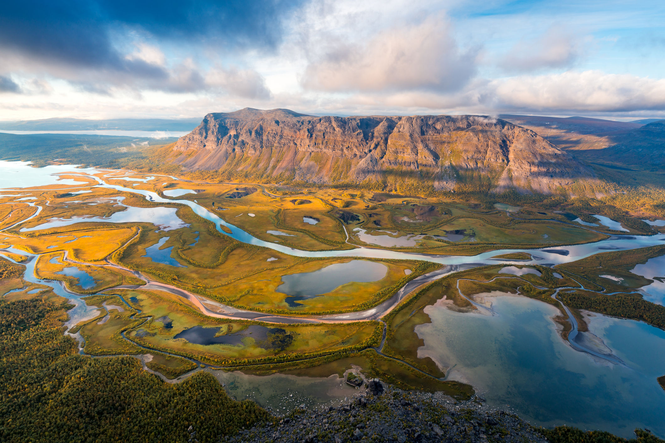 Luftbild vom Sarek Nationalpark in Schwedisch Lappland - Bildnachweis: Petr Kahanek Stock-Datei-ID: 1313505178 – Lizenz vom: 08.07.2025