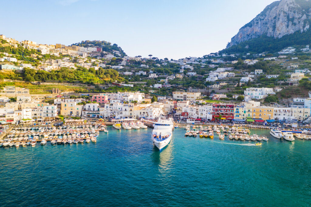Luftaufnahme der Marina Grande auf Capri, Italien - Bildnachweis: zstockphotos Stock-Datei-ID: 1318849020 – Lizenz vom: 04.07.2025