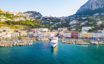 Luftaufnahme der Marina Grande auf Capri, Italien - Bildnachweis: zstockphotos Stock-Datei-ID: 1318849020 – Lizenz vom: 04.07.2025