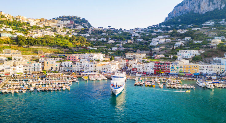 Luftaufnahme der Marina Grande auf Capri, Italien - Bildnachweis: zstockphotos Stock-Datei-ID: 1318849020 – Lizenz vom: 04.07.2025