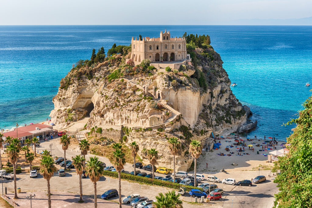 Die Kirche Santa Maria dell'Isola in Tropea, Italien - Bildnachweis: bwzenith Stock-Datei-ID: 1322371527 – Lizenz vom: 04.07.2025