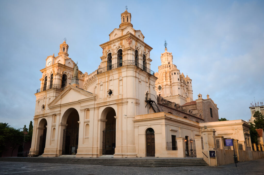 Katholische Kirche im Zentrum von Cordoba, Spanien - Bildnachweis: Vitalii Karas Stock-Datei-ID: 1323008495 – Lizenz vom: 07.07.2025