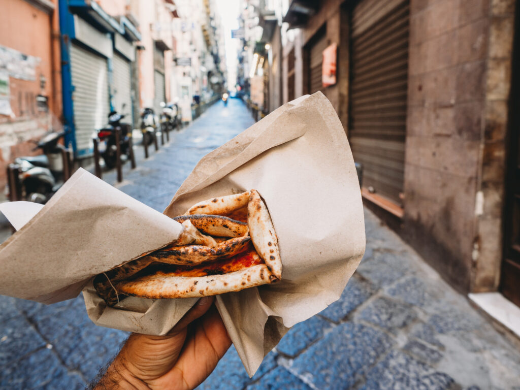 Typisch für Neapel die "Pizza a portafoglio", Italien - Bildnachweis: FilippoBacci Stock-Datei-ID: 1327485625 – Lizenz vom: 04.07.2025