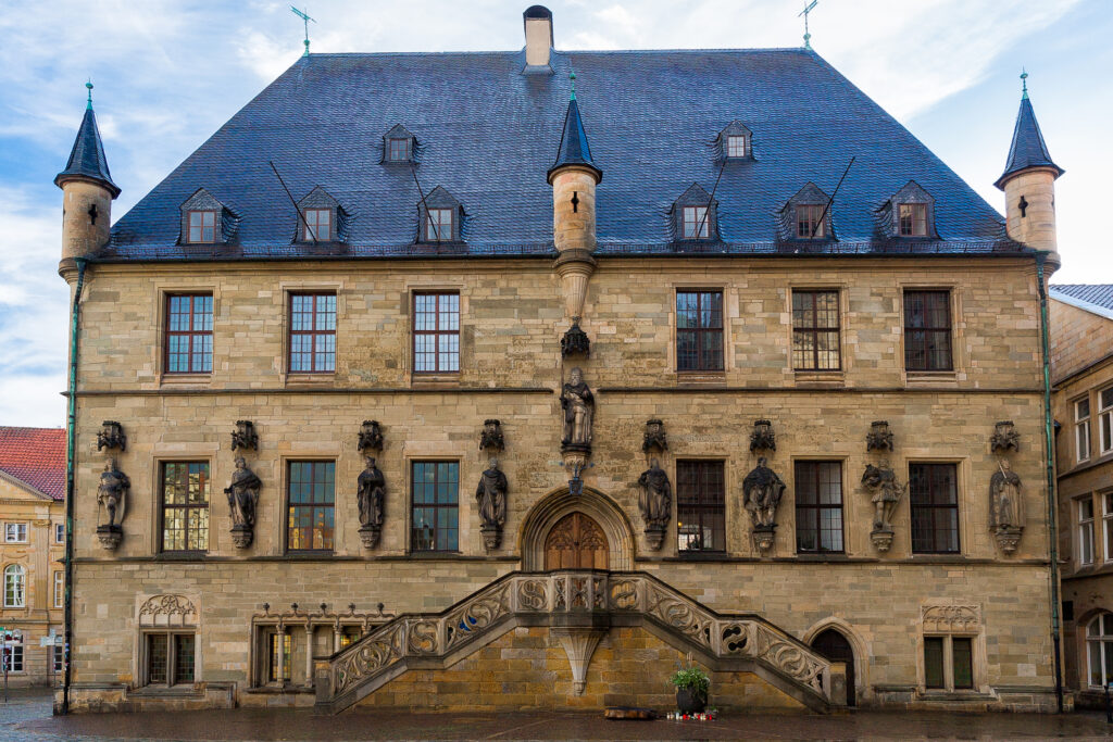 Das Rathausgebäude am Marktplatz in Osnabrück - Bildnachweis: Frolova_Elena Stock-Datei-ID: 1337054226 – Lizenz vom: 03.07.2025