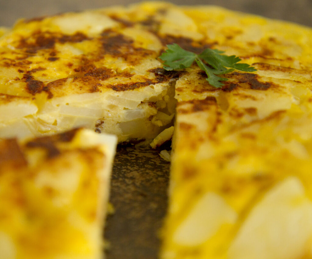 Das spanisches Omelett Tortilla de Patatas - Bildnachweis: Golden Bits Stock-Datei-ID: 1337285378 – Lizenz vom: 07.07.2025