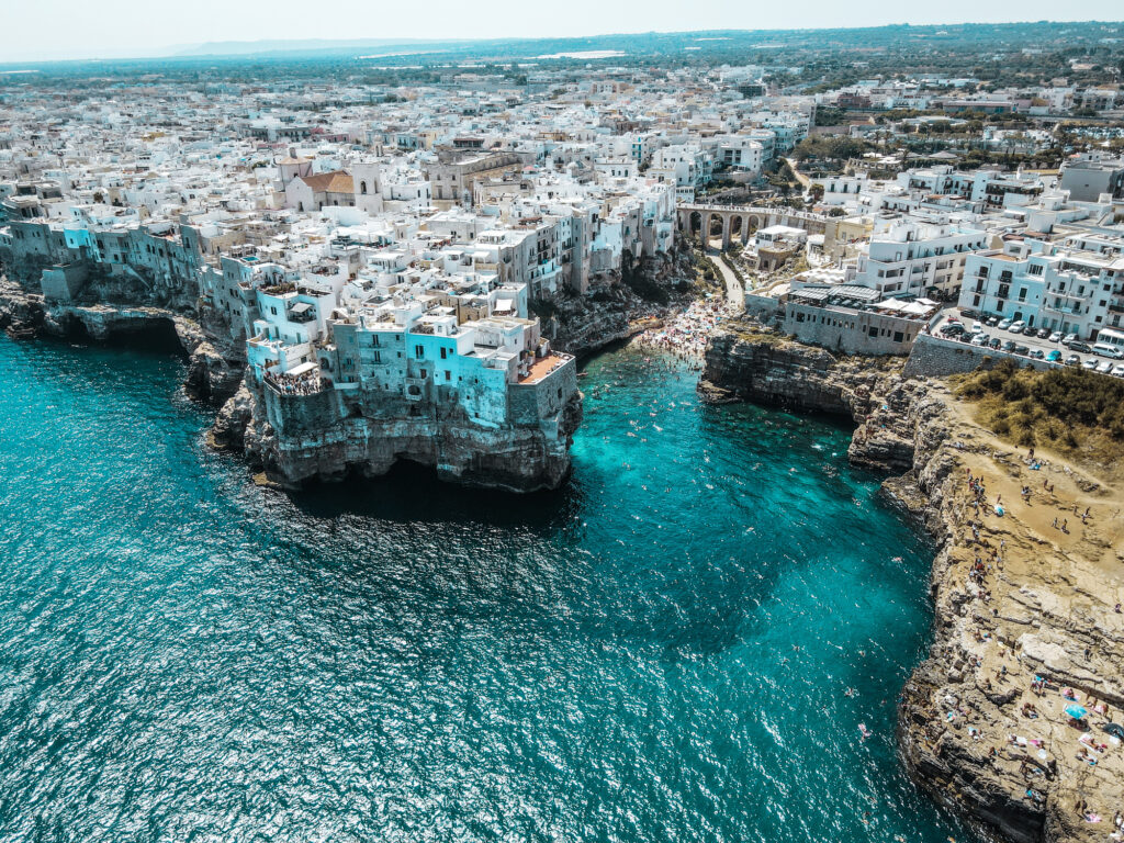 Luftaufnahme Polignano a Mare, Apulien - Bildnachweis: AerialDronePics Stock-Datei-ID: 1341832591 – Lizenz vom: 01.07.2025