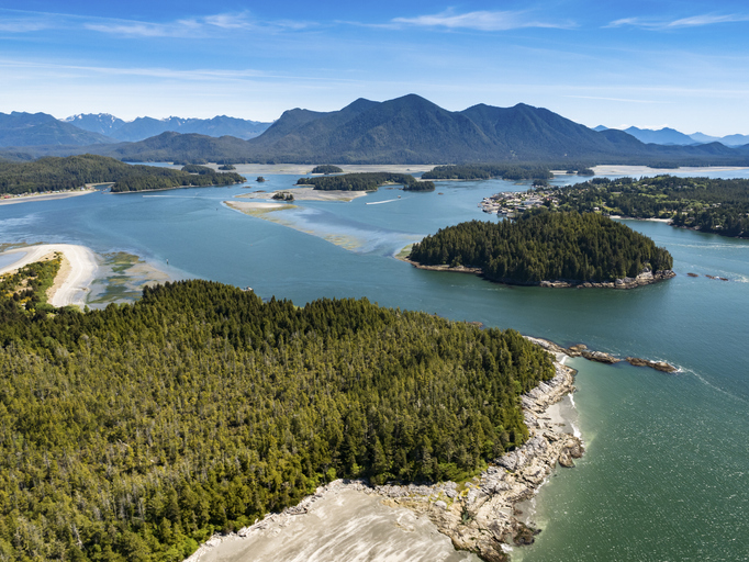 Luftbild von Clayoquot Sound mit Küstenlinie, Inseln und unberührtem Regenwald bei Tofino auf Vancouver Island.