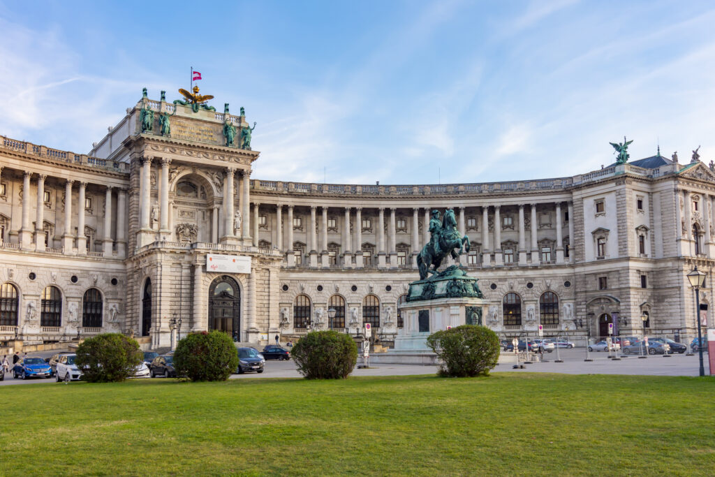 Die Hofburg und Statue des Prinzen Eugen am Heldenplatz in Wien, Österreich - Bildnachweis: Vladislav Zolotov Stock-Datei-ID: 1365221574 – Lizenz vom: 09.07.2025