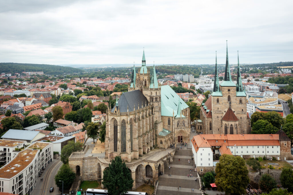 Luftaufnahme des Doms und der Severikirche in Erfurt - Bildnachweis: taikrixel Stock-Datei-ID: 1420130099 – Lizenz vom: 03.07.2025