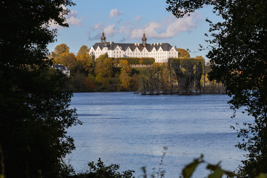 Das Schloss Plön - Bildnachweis: SLindenau Stock-Datei-ID: 1454457047 – Lizenz vom: 12.06.2025