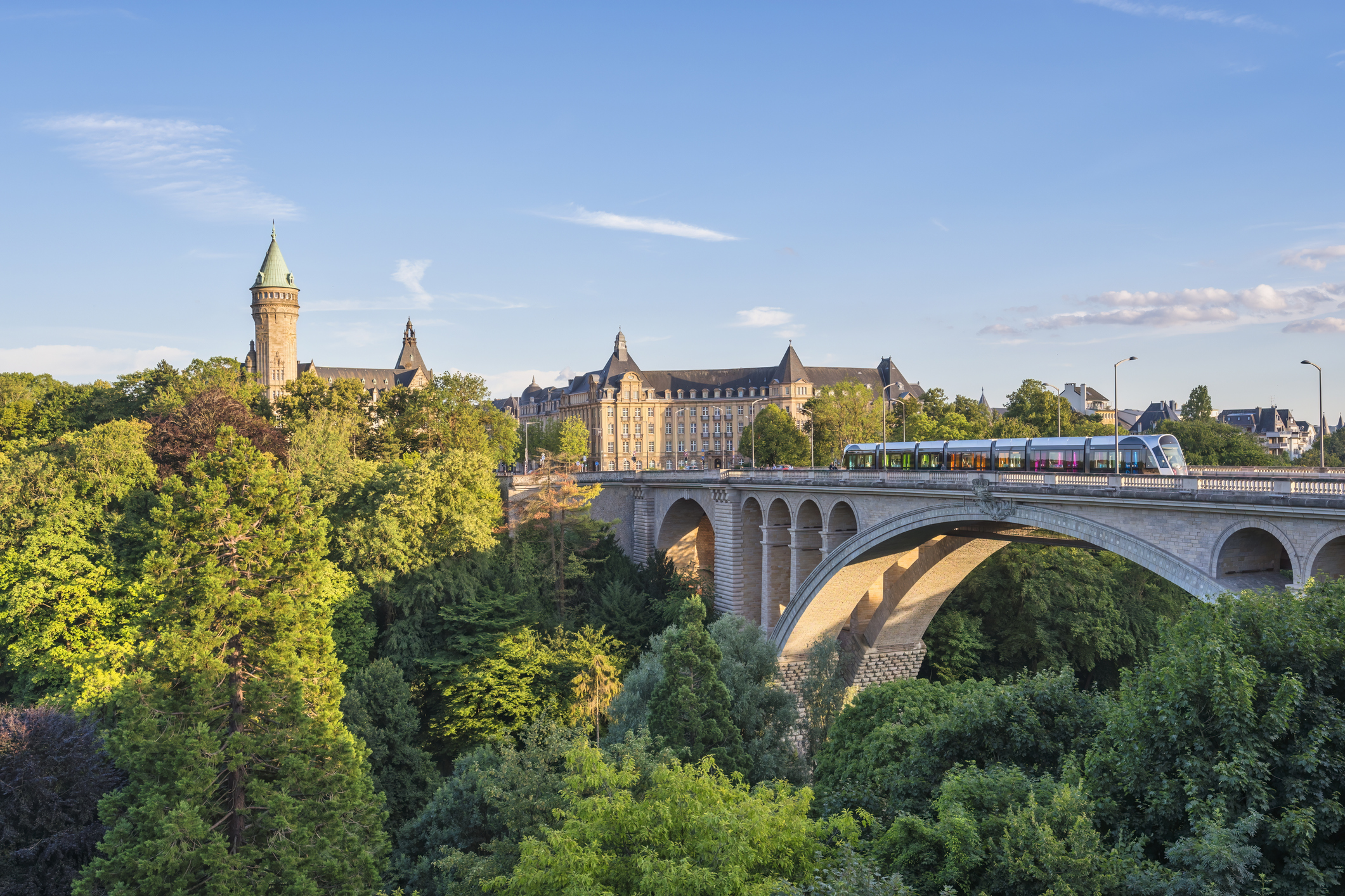 Die Adolphe-Brücke in Luxemburg - Bildnachweis: Noppasin Wongchum Stock-Datei-ID: 1468237680 – Lizenz vom: 03.07.2025