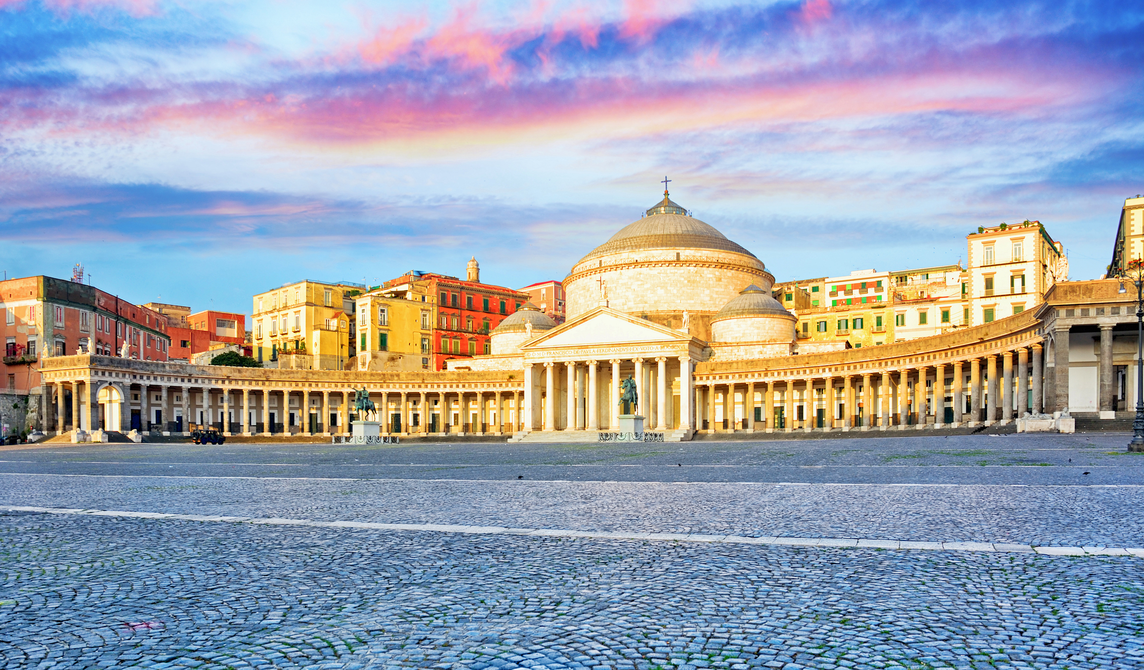 Piazza del Plebiscito in Neapel, Italien - Bildnachweis: alxpin Stock-Datei-ID: 1472480600 – Lizenz vom: 04.07.2025