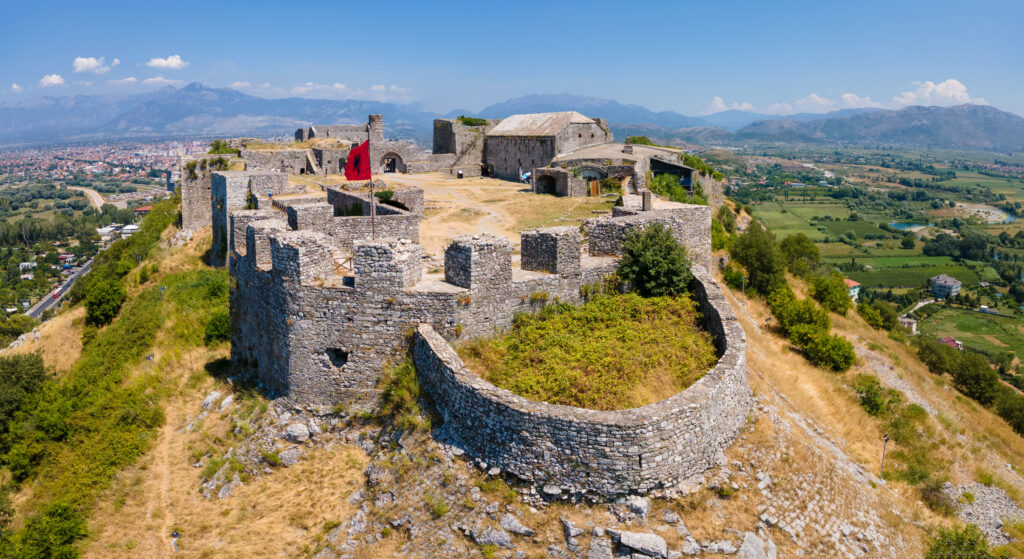 Luftaufnahme der Ruine der Burg Rozafa in der Stadt Shkoder, Albanien - Bildnachweis: Wirestock Stock-Datei-ID: 1479405440 – Lizenz vom: 04.07.2025